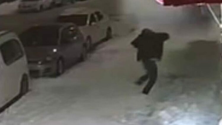 6 katlı binanın çatısından kar kütlesi düştü; 1 yaralı