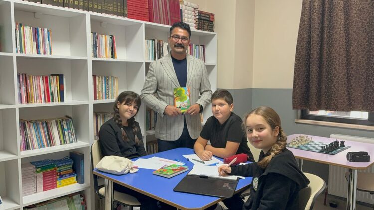 6 kitap yazan Türkçe öğretmeni, öğrencilerini de yazar yaptı