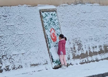 Zeynep bayrak sevgisiyle yürekleri ısıttı
