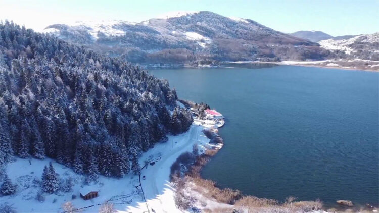 Abant Gölü Milli Parkı'nda kar yağışı sonrası beyaz güzellik