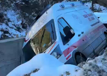 Ambulans buzlanma nedeniyle kayarak şarampole düştü