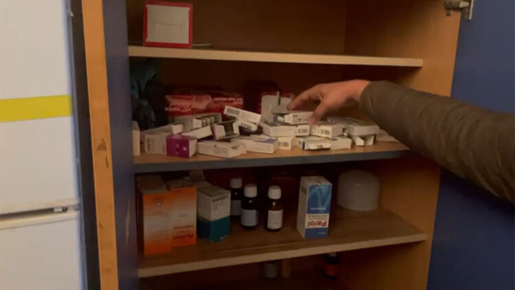 Adana'da ruhsatsız muayenehanede yüzlerce kaçak ilaç ele geçirildi