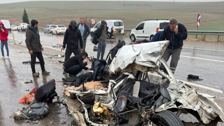 Adıyaman'da yolcu otobüsü ile otomobil çarpıştı; 3 ölü, 3 yaralı
