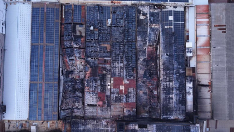 Bursa'da kimyasal yüzey kaplama fabrikası yangınında 12 itfaiyeci dumandan etkilendi