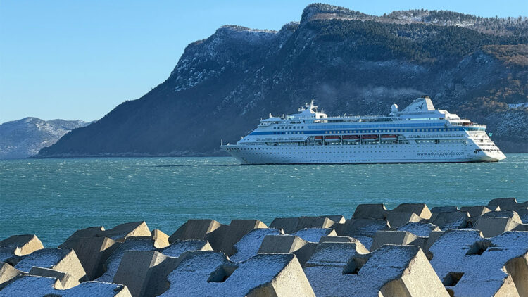 Amasra'da kruvaziyer, fırtına nedeniyle limana yanaşamadı