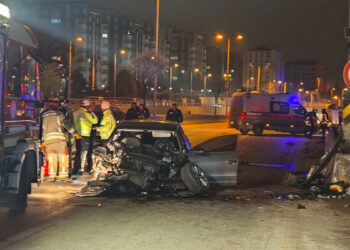Ankara'da otomobil önce beton bariyere ardından da minibüse çarptı