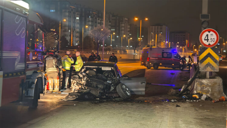 Ankara'da otomobil önce beton bariyere ardından da minibüse çarptı