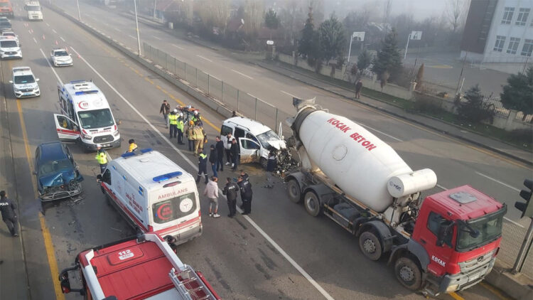 Ankara'da yoğun siste 2 kaza, 5 yaralı