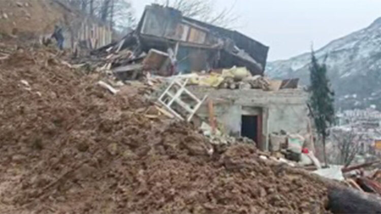 Artvin'de heyelan; ev ve ahır yıkıldı