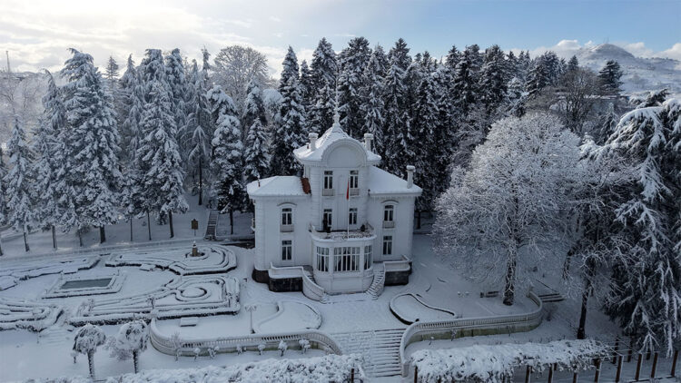 Atatürk Köşkü kar yağışının ardından beyaza büründü