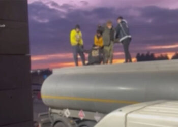 Atık tankerinde özel bölmelerde 32 kaçak göçmen yakalandı