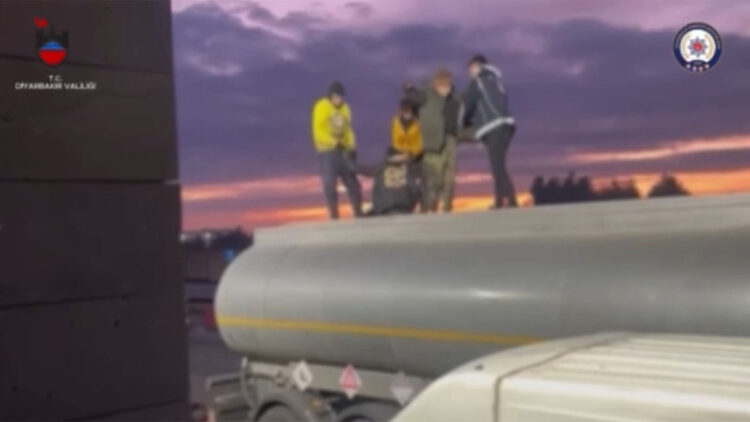 Atık tankerinde özel bölmelerde 32 kaçak göçmen yakalandı