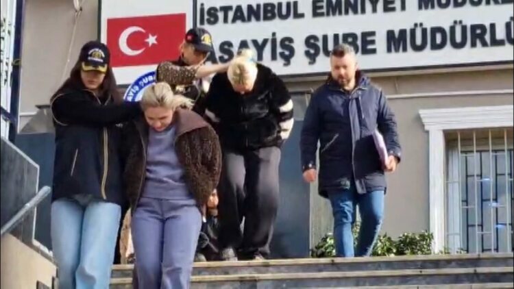 AVM'lerde kılık değiştirip turist gibi davranan hırsızlık şüphelisi 2 kişi yakalandı