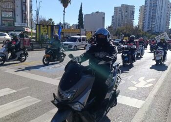 Adana'da kuryeler, kontak kapatıp eylem yaptı