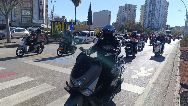 Adana'da kuryeler, kontak kapatıp eylem yaptı