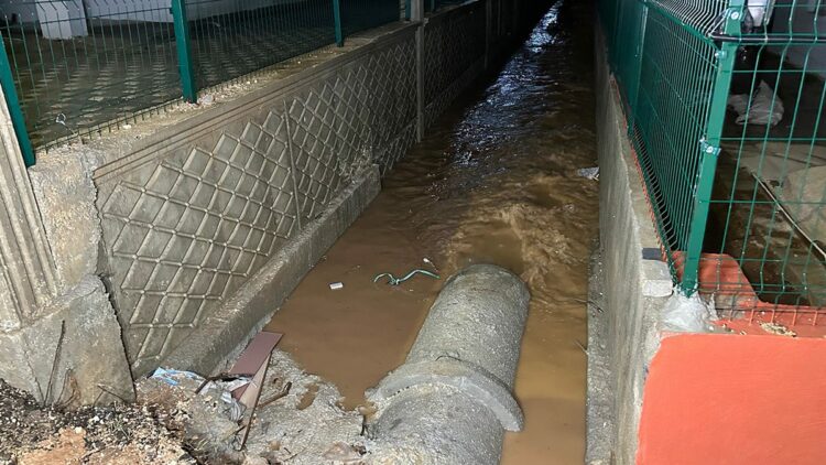 Adana'da sağanak nedeniyle bir sitenin istinat duvarı yıkıldı