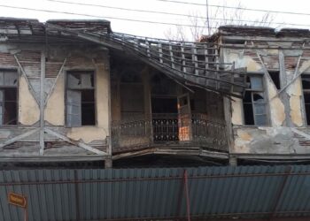 Adana'da tarihi binanın çatısı çöktü, esnaf önlem alınmasını istedi