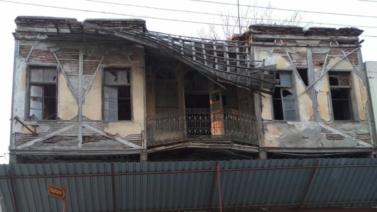 Adana'da tarihi binanın çatısı çöktü, esnaf önlem alınmasını istedi