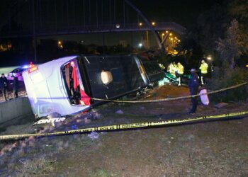 Adana'da yolcu otobüsü devrildi: 8 yaralı