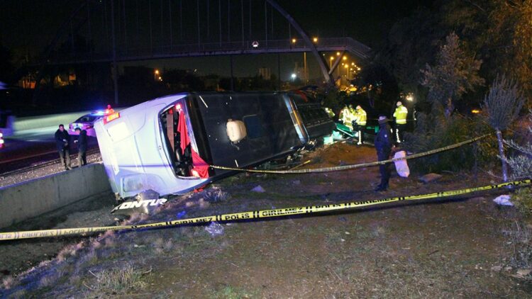 Adana'da yolcu otobüsü devrildi: 8 yaralı
