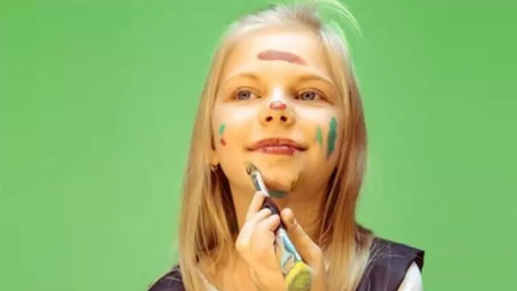 Çocuklarda makyaj tehlikesi: 7 yaşa indi