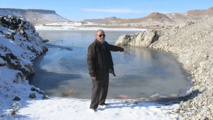 Akköy Barajı'nın yüzeyi buz tuttu