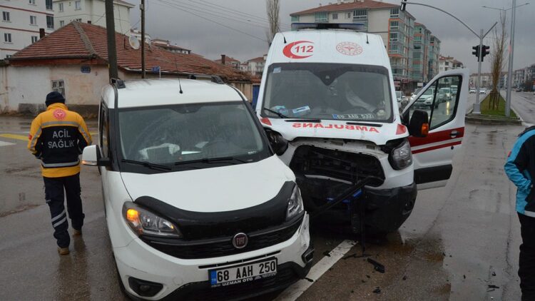Ambulans ile hafif ticari araç çarpıştı: 8 yaralı
