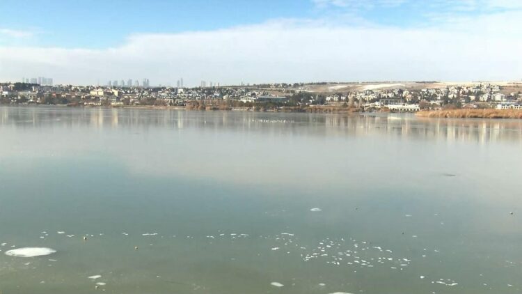 Ankara'da Mogan Gölü buz tuttu