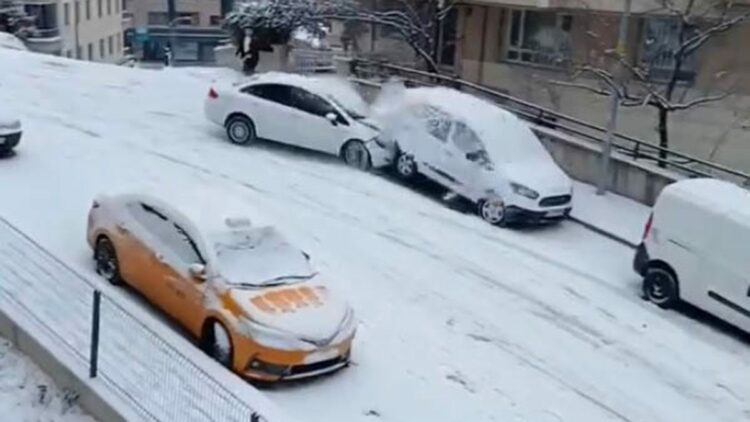 Ankara'nın yüksek kesimlerine kar yağdı