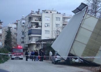 Antalya'da fırtına sel ve hortum hayatı olumsuz etkiledi