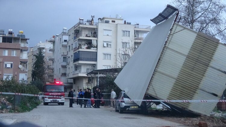 Antalya'da fırtına sel ve hortum hayatı olumsuz etkiledi 