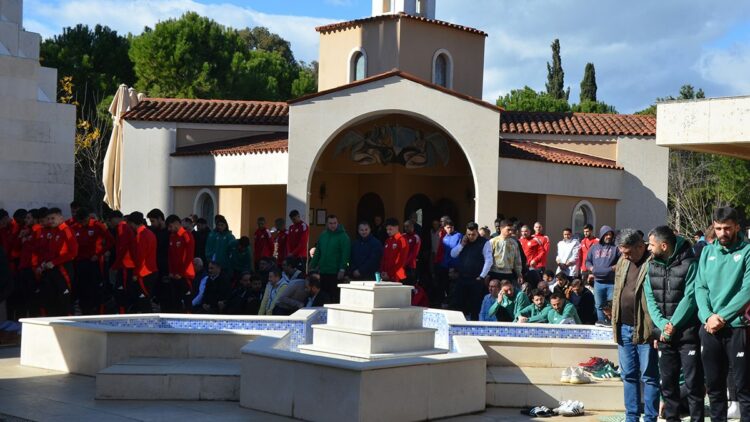 Antalya'da hazırlıklarını sürdüren takımlar 'Dinler Bahçesi'nde namaz kıldı