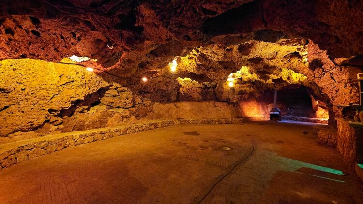 Antalya'daki Karataş Mağarası'nda tekno partiye tepki