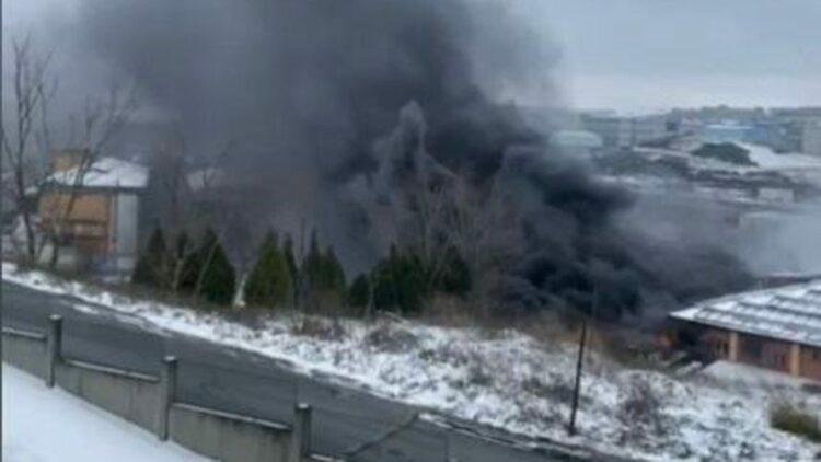 Arnavutköy'de plastik fabrikasında çıkan yangın söndürüldü
