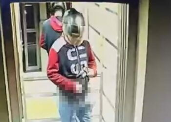 Asansöre idrarını yapıp kuşlarını çalan şüpheliye seslendi