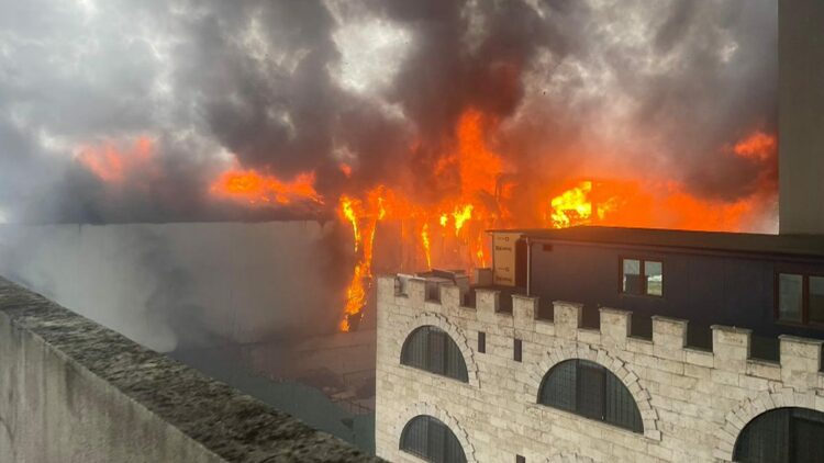 Ataşehir'de 4 katlı iş yerinde yangın