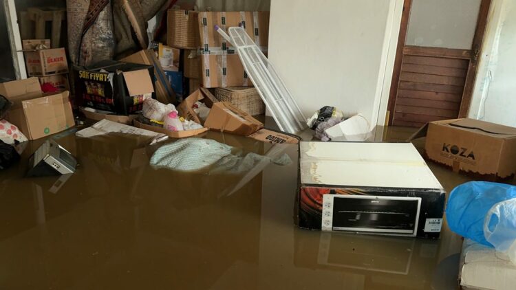 Avcılar'da 3 kez çöken yol toprakla dolduruldu; bodrum katı su bastı