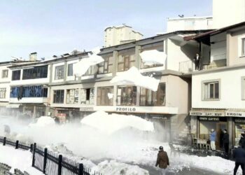 Ayşe'nin ölümü sonrası esnaf tedbir aldı; biriken kar kütleleri temizleniyor
