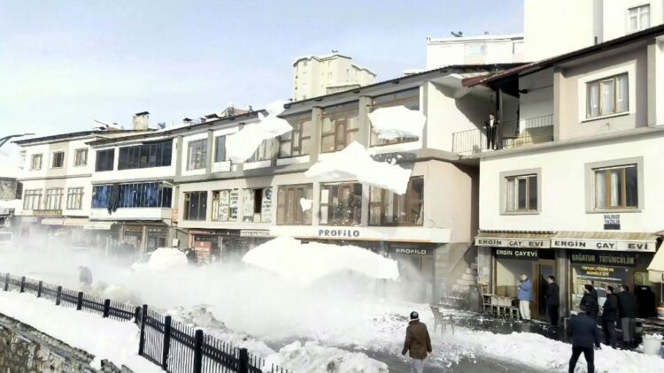 Ayşe'nin ölümü sonrası esnaf tedbir aldı; biriken kar kütleleri temizleniyor