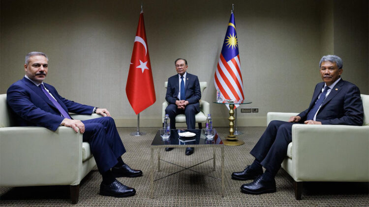 Hakan Fidan Malezya Başbakanı ile bir araya geldi