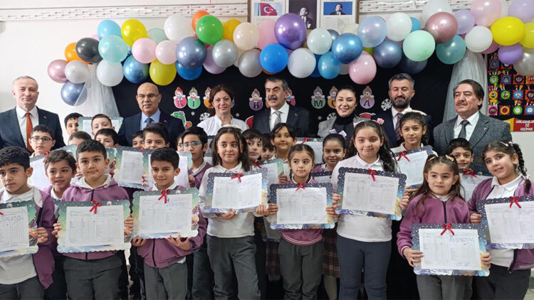 Yusuf Tekin öğrencilere karne dağıttı