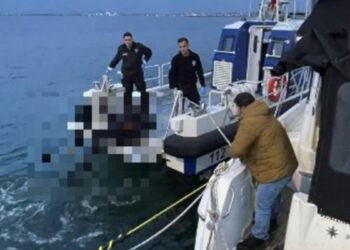 Balıkçılar denizde dalgıç kıyafetli erkek cesedi buldu