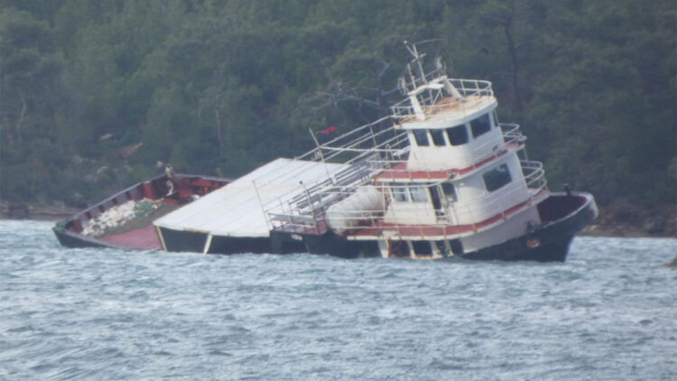 Balıkesir'de lodos nedeniyle kıyıya sürüklenen feribot yan yattı