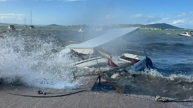 Balıkesir'de 4 balıkçı teknesi battı