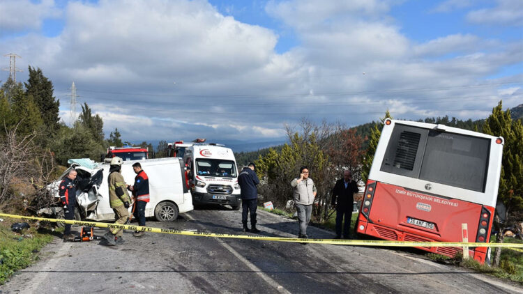 Belediye otobüsü ile minibüs çarpıştı: 1 ölü, 1'i ağır 8 yaralı
