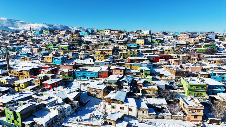 Beyaz örtü ile birleşen Kayseri'nin renkli evleri görüntülendi