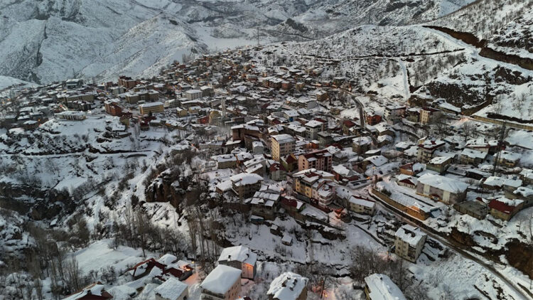 Beyaza bürünen Beytüşşebap'ta kar manzarası