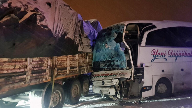 Bingöl'de yolcu otobüsü TIR'a çarptı: 3 yaralı
