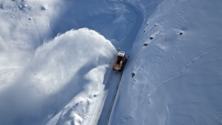 Bitlis'te kar kalınlığı 4 metreye ulaştı