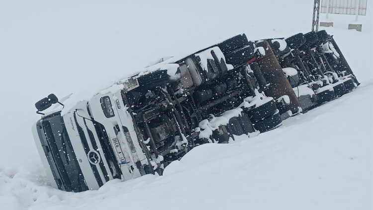 Bitlis'te kar ve tipi kazaya neden oldu